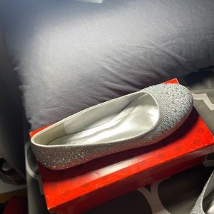 I am selling silver bedazzled flats that are new in the box.